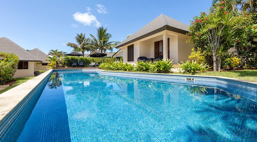 Preparing Lap Lap in an earth oven