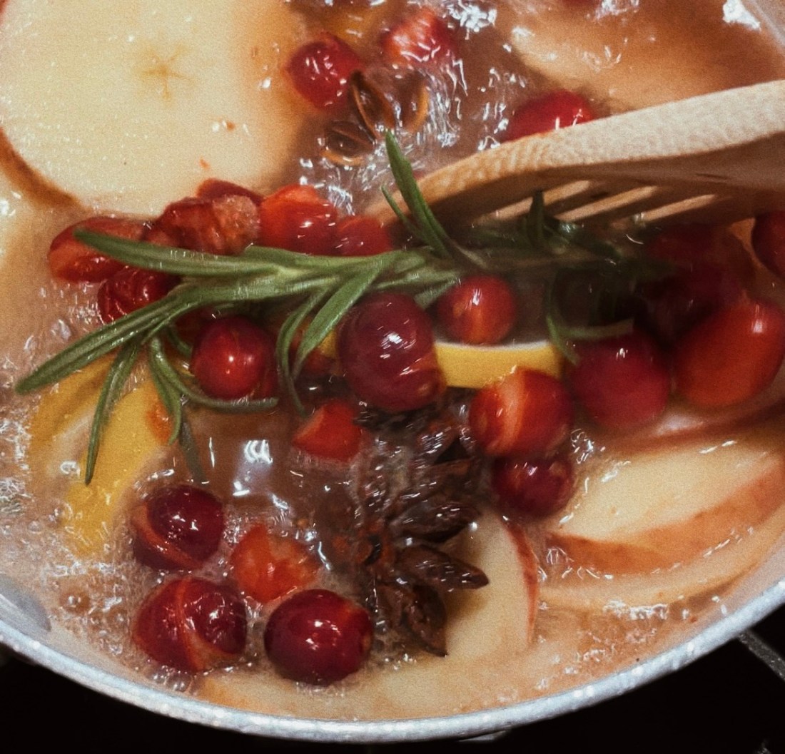 A series of step-by-step photos showing how to assemble a simmer pot, including arranging the ingredients in a pot and adding water.