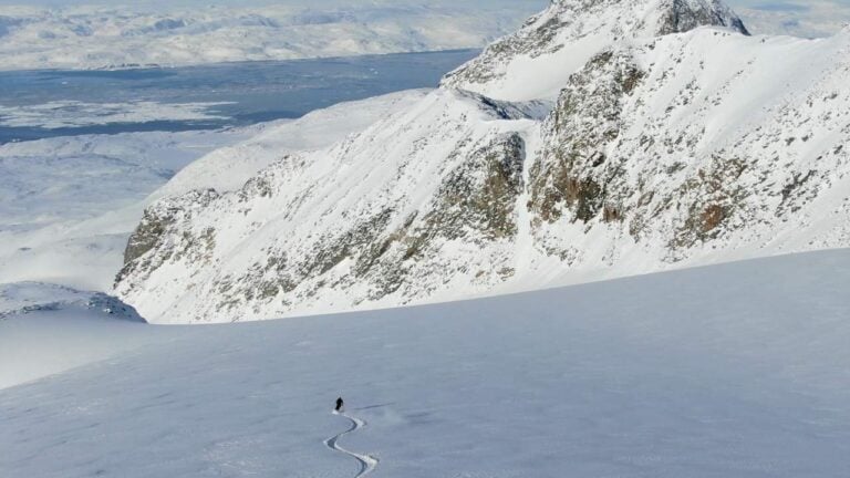 guided heli-skiing-east-greenland