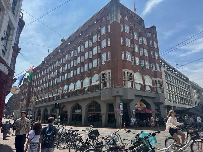 Lost in the details: exploring the art collection at The Pulitzer, a haven for art lovers in the heart of Amsterdam. #ArtHotelAmsterdam #JordaanDistrict #DutchArt