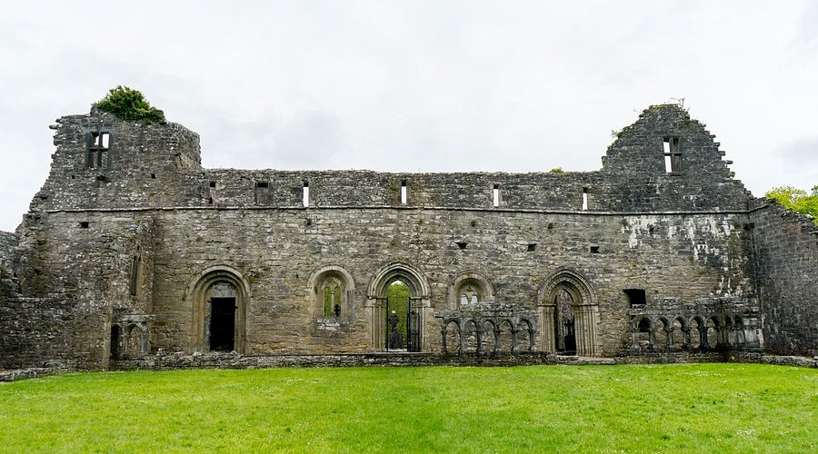 Half-Life 2 Citadel, reactor core with energy flowing through, glowing blue, ominous lighting, perspective shot