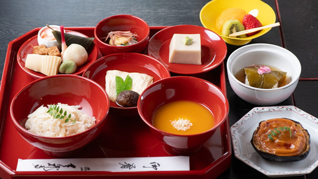 A photo of the beautiful garden setting of Shigetsu restaurant within Tenryu-ji Temple. The image highlights the serene and tranquil atmosphere of the restaurant.