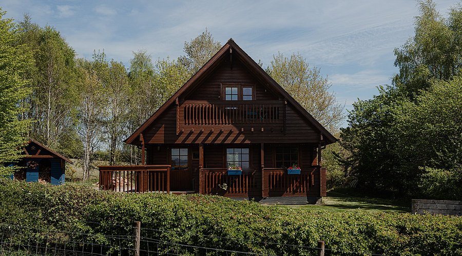 # Scottish Highlands on a Shoestring: A Solo Trave...