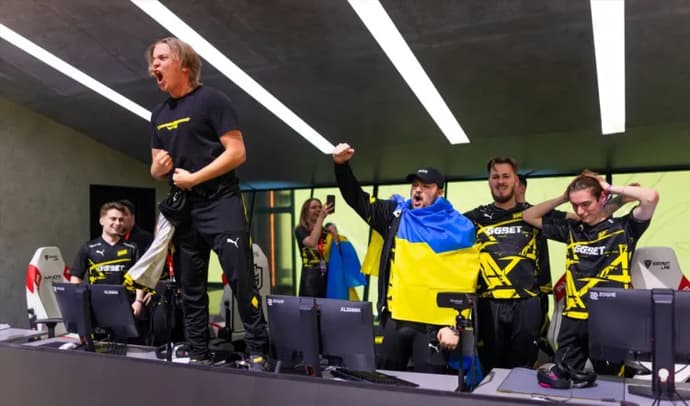 A dramatic action shot of a Heavy and Medic combo in Team Fortress 2 during a competitive match.