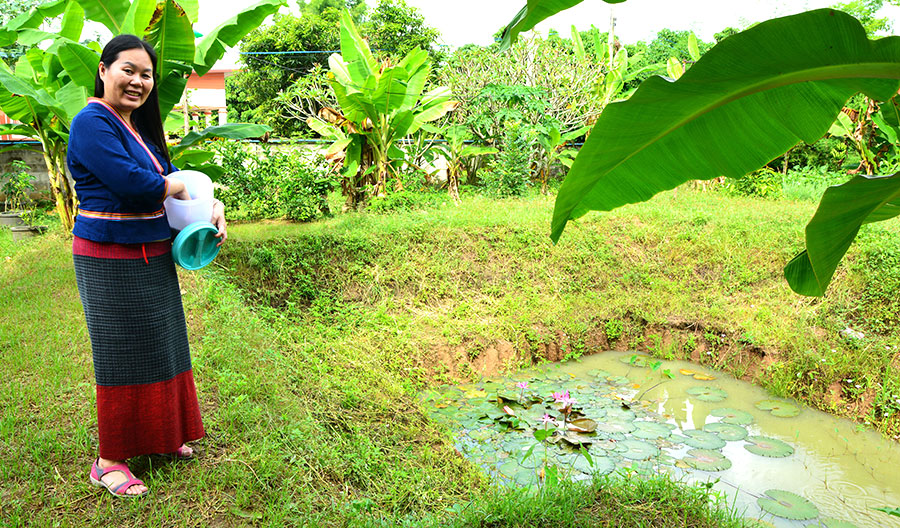 Family preparing a Northern Thai dish together