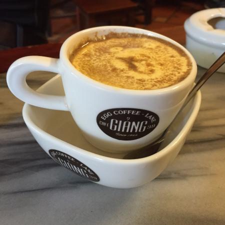A street vendor prepares Phở Gà Trộn (chicken noodle salad) near Hoàn Kiếm Lake. The focus is on the fresh ingredients and the fast-paced atmosphere.