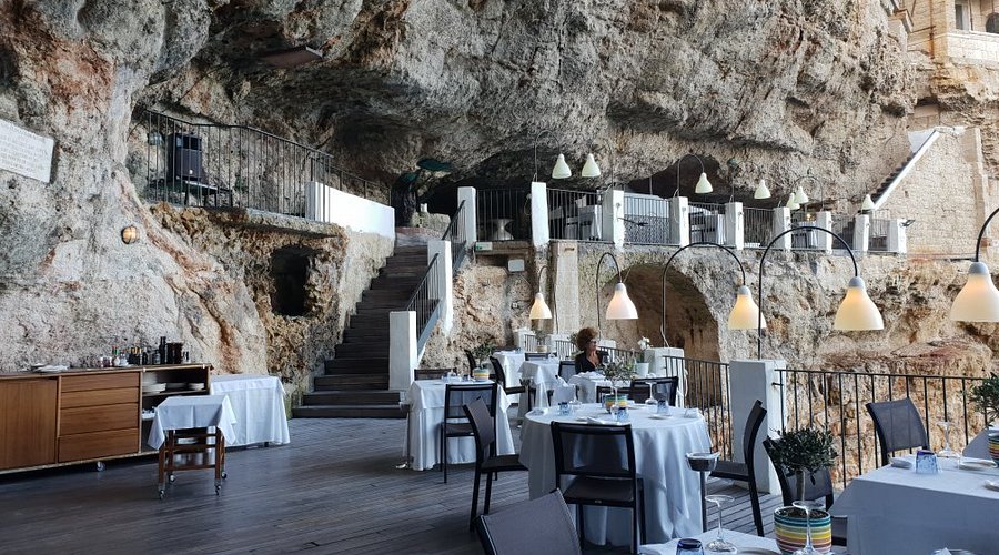 Ristorante Grotta Palazzese in Polignano a Mare at night