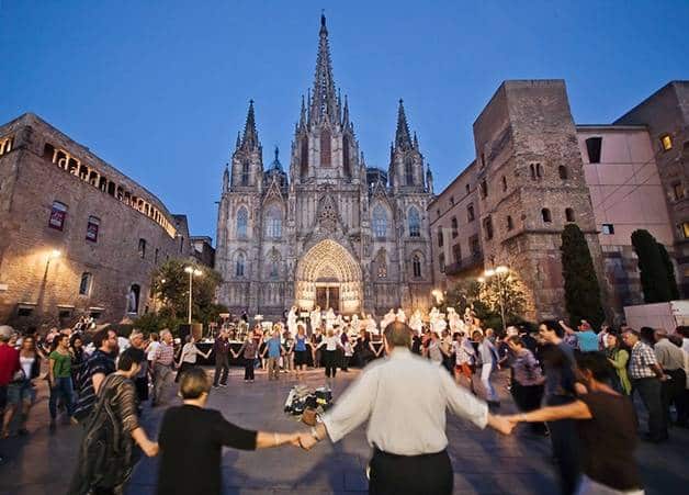 Sardana dancers in Plaça de Sant Jaume