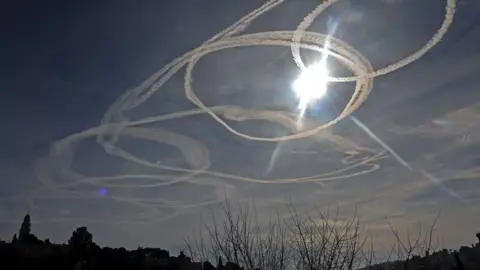 Comparison of parallel lines converging in perspective, similar to shadows on the moon