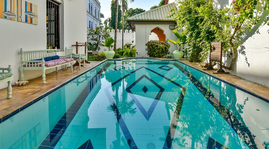 A hand-carved wooden giraffe souvenir at Darajani Market