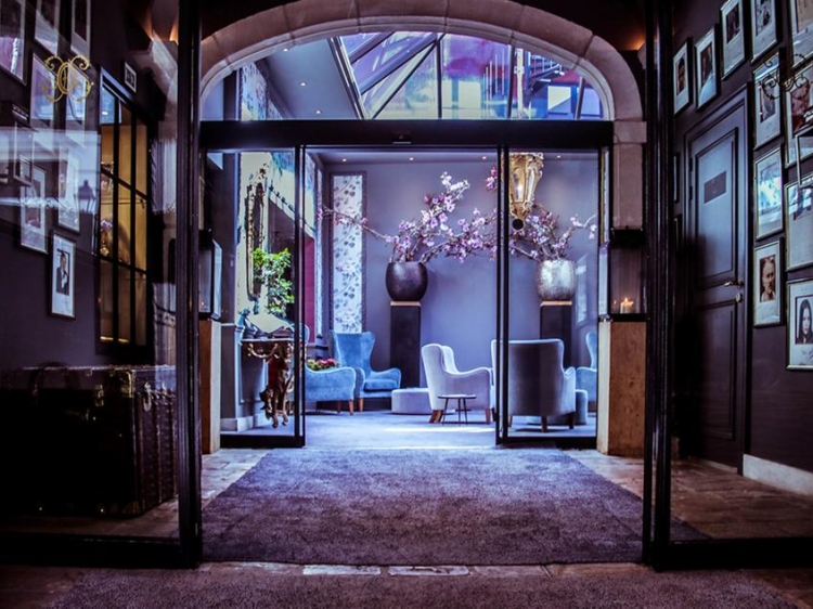 ## Eco-Chic Amsterdam: A Luxurious Stay with a Con...