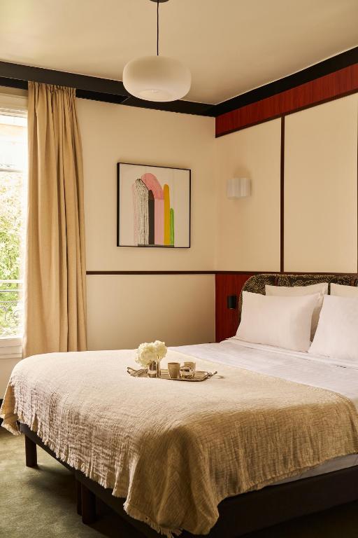 Hotel Sanders courtyard during golden hour, Lars sketching