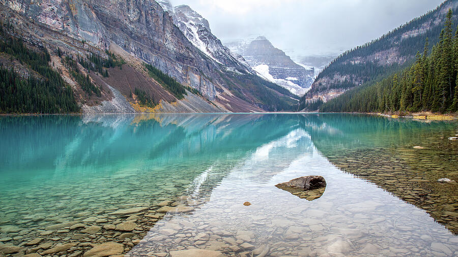 Lake Louise turquoise waters and Fairmont Chateau
