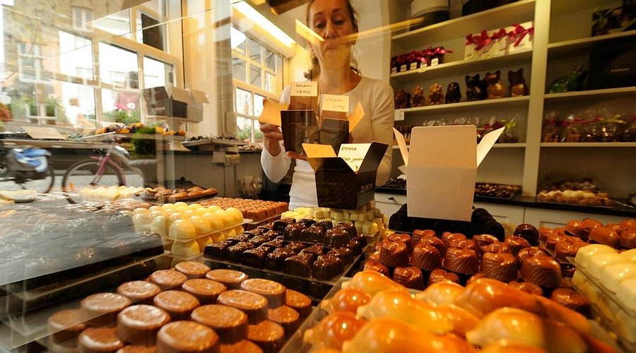 Clara walking through the Begijnhof gardens