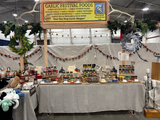 Handmade crafts on display at the Garlic Festival in Țara Bârsei, including woven baskets and wooden carvings, showcasing local artistry and traditions.