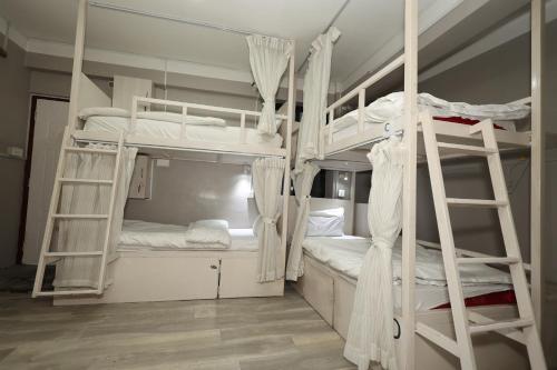 # Kathmandu on $7 a Night: A Backpacker's Guide to...