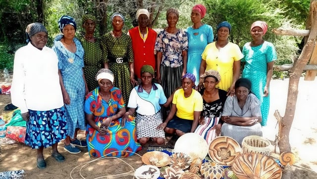 Mosa pointing out animal tracks