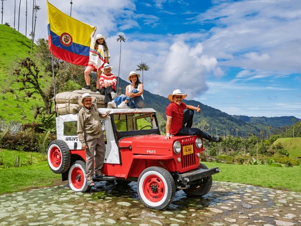 The colorful streets of Salento, focusing on Calle Real, with its vibrant buildings and artisanal shops.