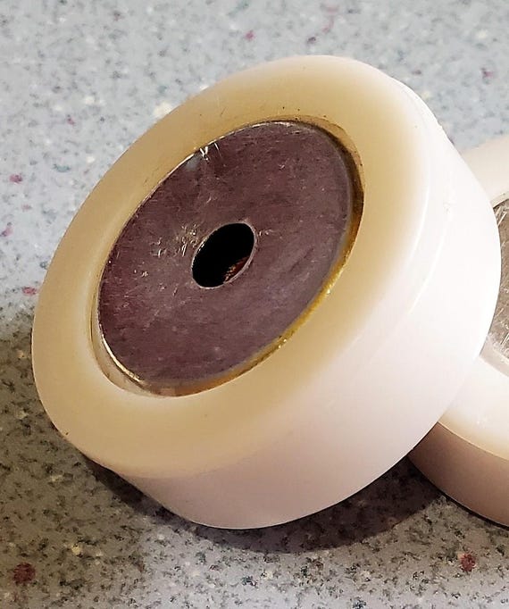 A screenshot of the controller configuration menu, highlighting the recommended button mapping with dash on L1 and alt-fire on R1. Clearly display the full controller layout for Xbox and PS5 controllers.