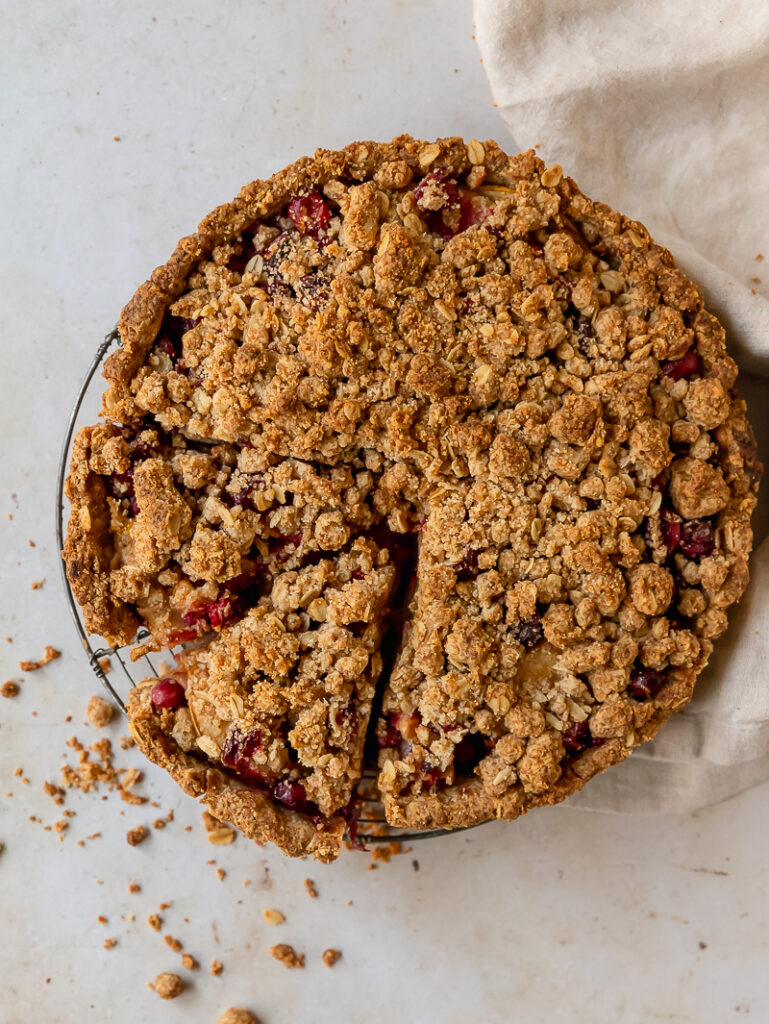 Spiced Pear and Cranberry Crumble Bars with Gin...