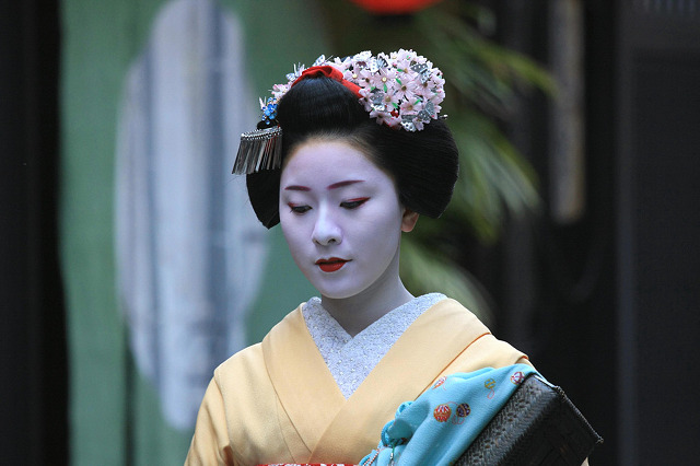 Maiko in Gion
