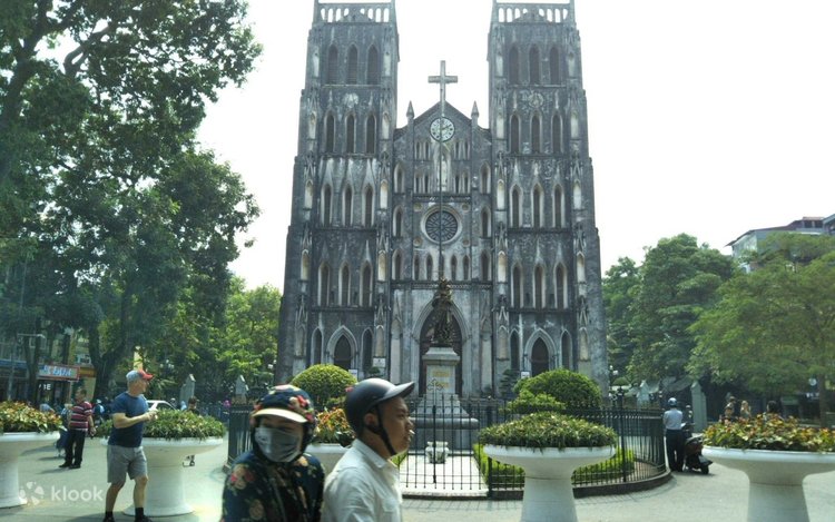 Golden-brown Bánh Gối, crispy and delicious, ready to be enjoyed as a savory snack