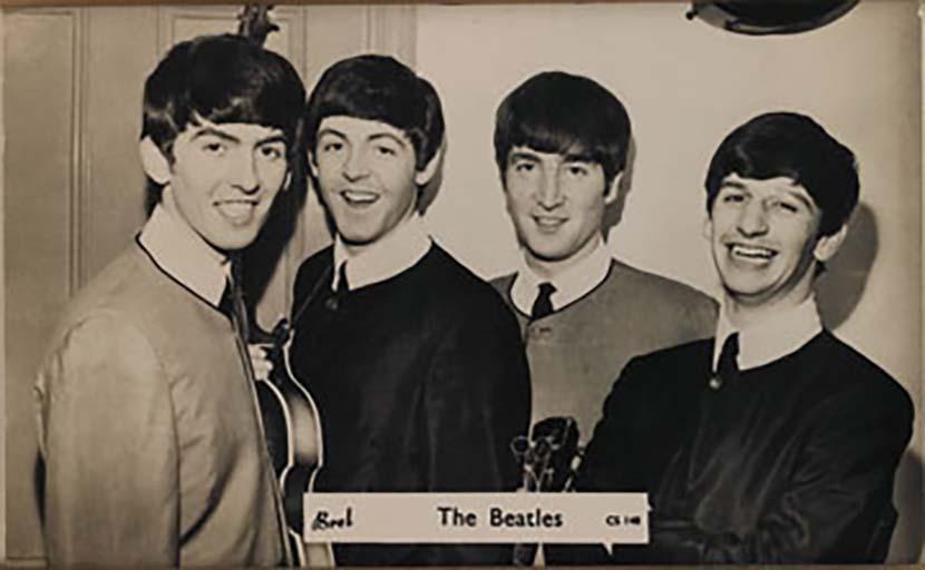 Comparison of the Abbey Road cover and a high-fashion photograph from a 1969 issue of Vogue magazine