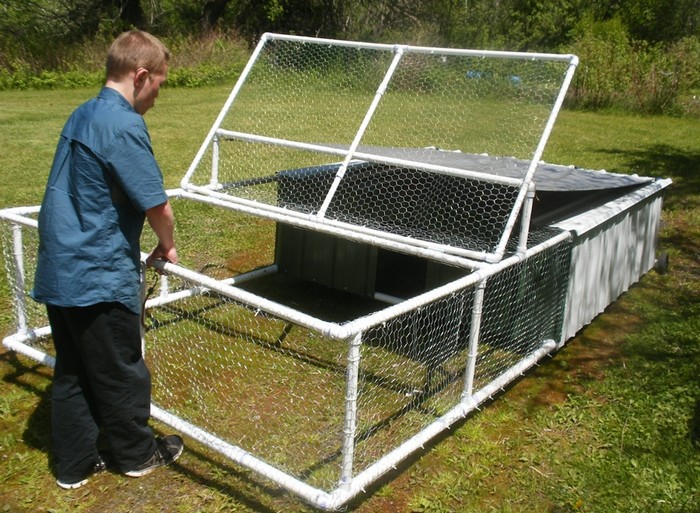 Chicken tractor with roof