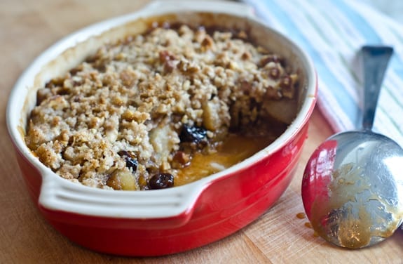 Spiced Pear & Cranberry Crumble: A Cozy Autumn...