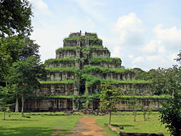 A serene meditation session at Wat Damnak pagoda in Siem Reap