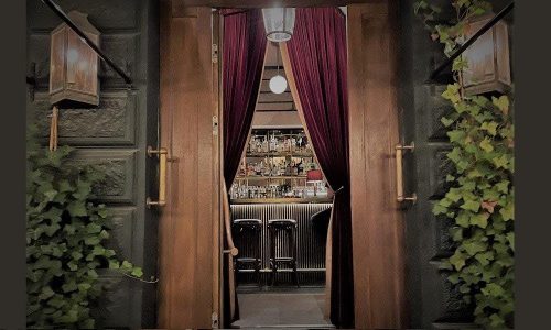 Hotel Sanders Exterior on Cobbled Street