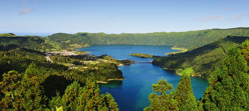 Sete Cidades, Azores, with the twin lakes (Lagoa Azul and Lagoa Verde) clearly visible. The descriptive alt text emphasizes the iconic status of Sete Cidades and the beauty of the lakes.