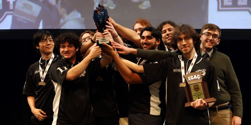 A Counter-Strike player giving instructions, emphasizing the importance of team communication and strategy.