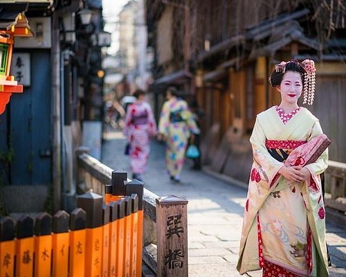 The Gilded Lily exterior