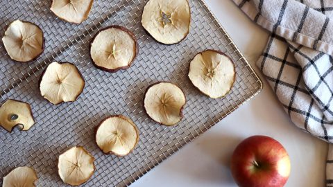 Dehydrating apple slices