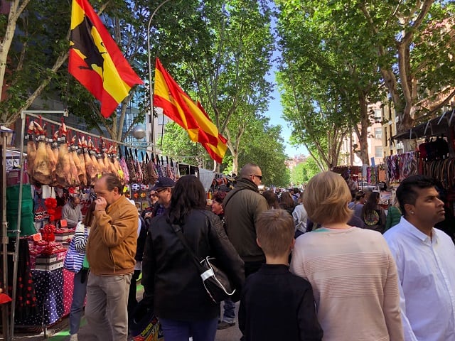 The Independente Hostel & Suites dorm room with exposed brick walls