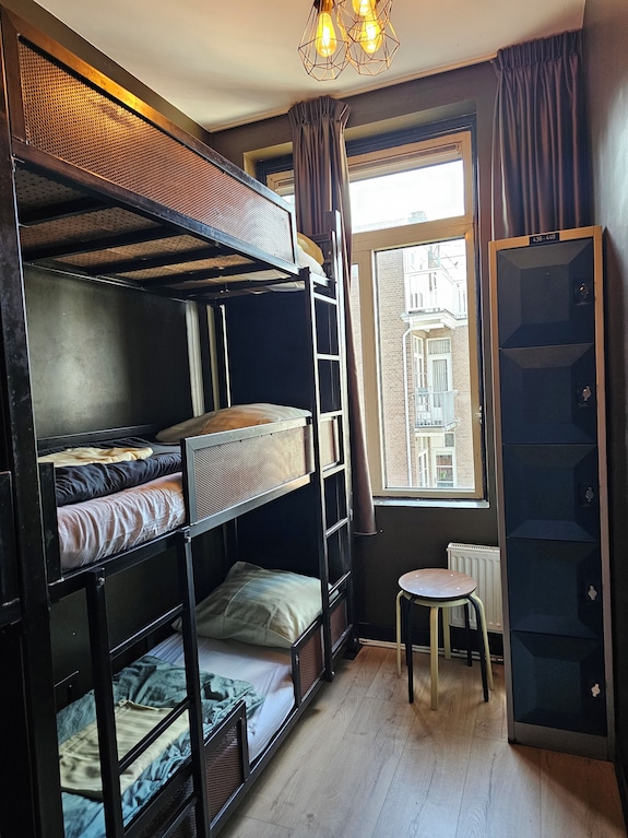 # The Flying Pig Downtown Amsterdam Review: A Budg...