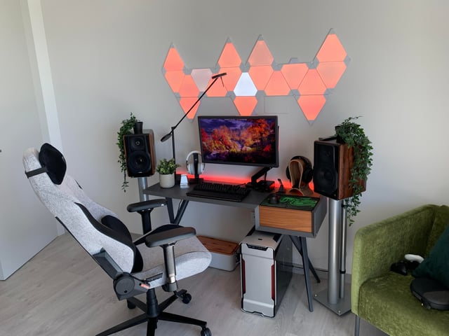 Screenshot of AMD Ryzen Master showing overclocking settings, CPU temperature, voltage, and clock speed, annotated with explanations.