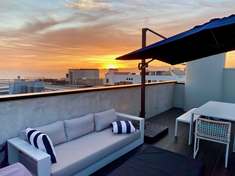 Lost in the labyrinthine beauty of Venice from the Bauer Palazzo. Sunset over the Grand Canal is pure magic! ✨ #VeniceViews #BauerPalazzo #VenetianSunset #ItalyTravel #LuxuryHotels