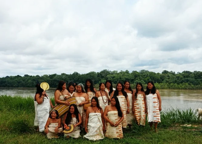 Various local dishes are presented, highlighting Amazonian cuisine like Juane, Paiche, and fresh fruit juices.