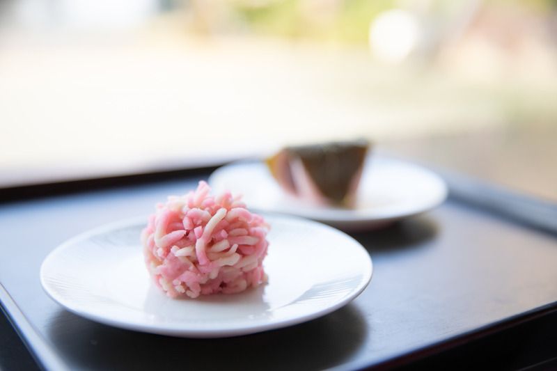 Chef Kunio Tokuoka meticulously arranging a kaiseki course, demonstrating his dedication to artistry and precision.