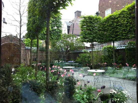 Carl Hansen & Søn Wishbone chairs in Ett Hem's dining area