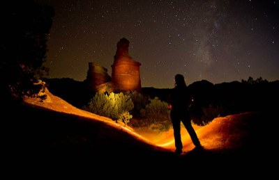 The night sky filled with stars above the Chisos Mountains. Alt text: A breathtaking view of the Milky Way over the Chisos Mountains showcases the incredible stargazing opportunities in Big Bend National Park.