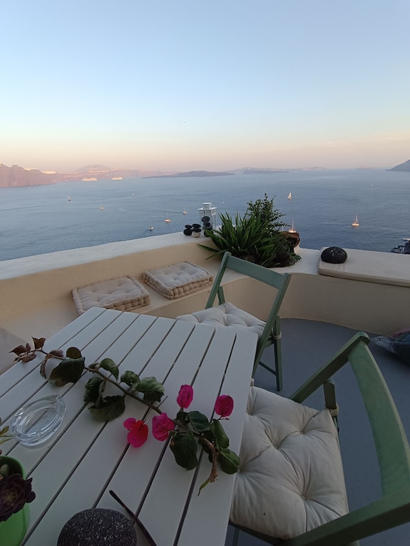 ## Finding Myself in a Santorini Cave: A Transform...