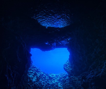 Mariner's Cave Vava'u Tonga underwater entrance