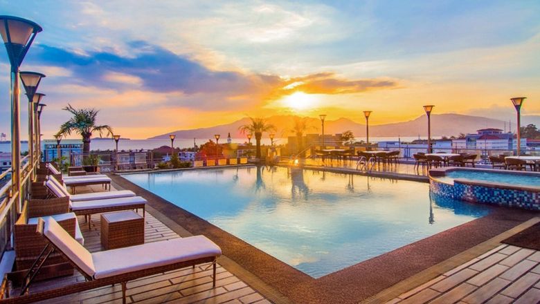 Piazza di San Lorenzo, Florence, with market stalls and the Medici Chapels in the background. The scene is bustling with activity, showcasing the central location of PLUS Florence.