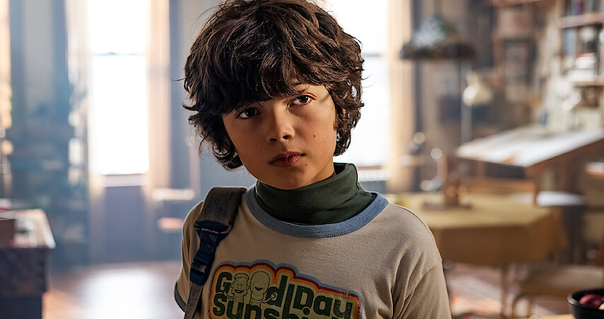 Gordon Freeman uses the Gravity Gun to throw a concrete block at a Combine soldier in a gritty environment.