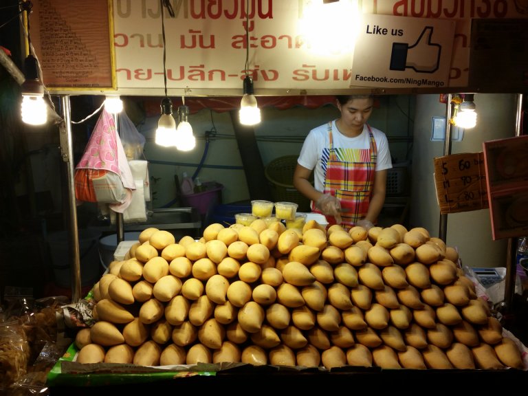 Kanom Krok vendor near Wat Arun