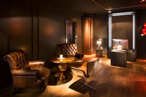 ## Stepping Back in Time with Modern Flair: A Hist...