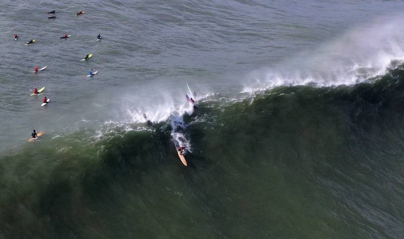Surfer in Nazaré